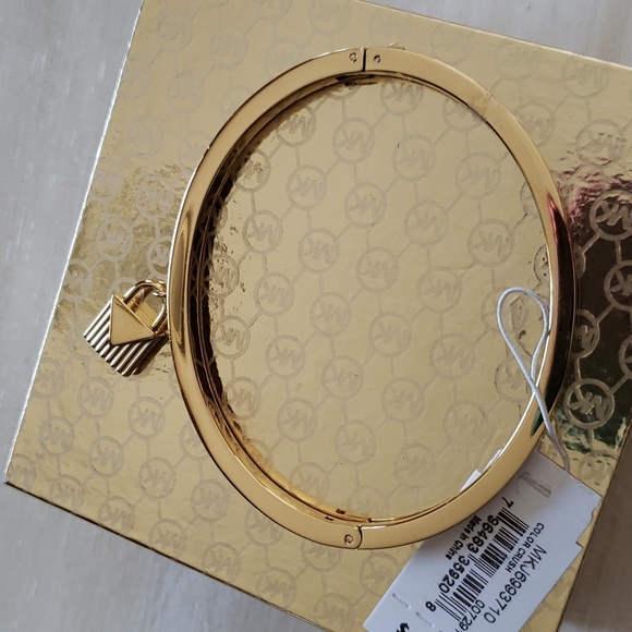 NWT SEND OFFER for MK & box. Exquisite bracelet - Picture 7 of 9